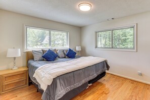 7 bedrooms, laptop workspace, Internet, bed sheets - Pet-Friendly Cabin w/ Dock on Lake Martin! (Jacksons' Gap)