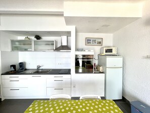 Fridge, oven, coffee/tea maker, toaster