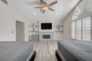 5 habitaciones, escritorio y tabla de planchar con plancha 