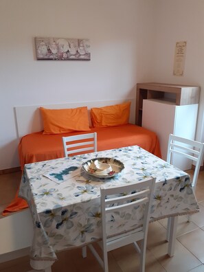 Dining - VILLETTA "THE OLIVE" close to the beach, nice private garden, air conditioning (Capoliveri)