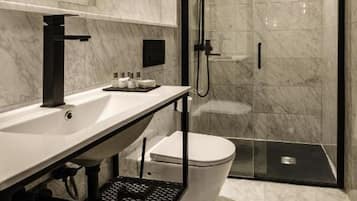 Amber Suite | Kamar mandi | Shower, pancuran hujan, perlengkapan mandi gratis, dan handuk