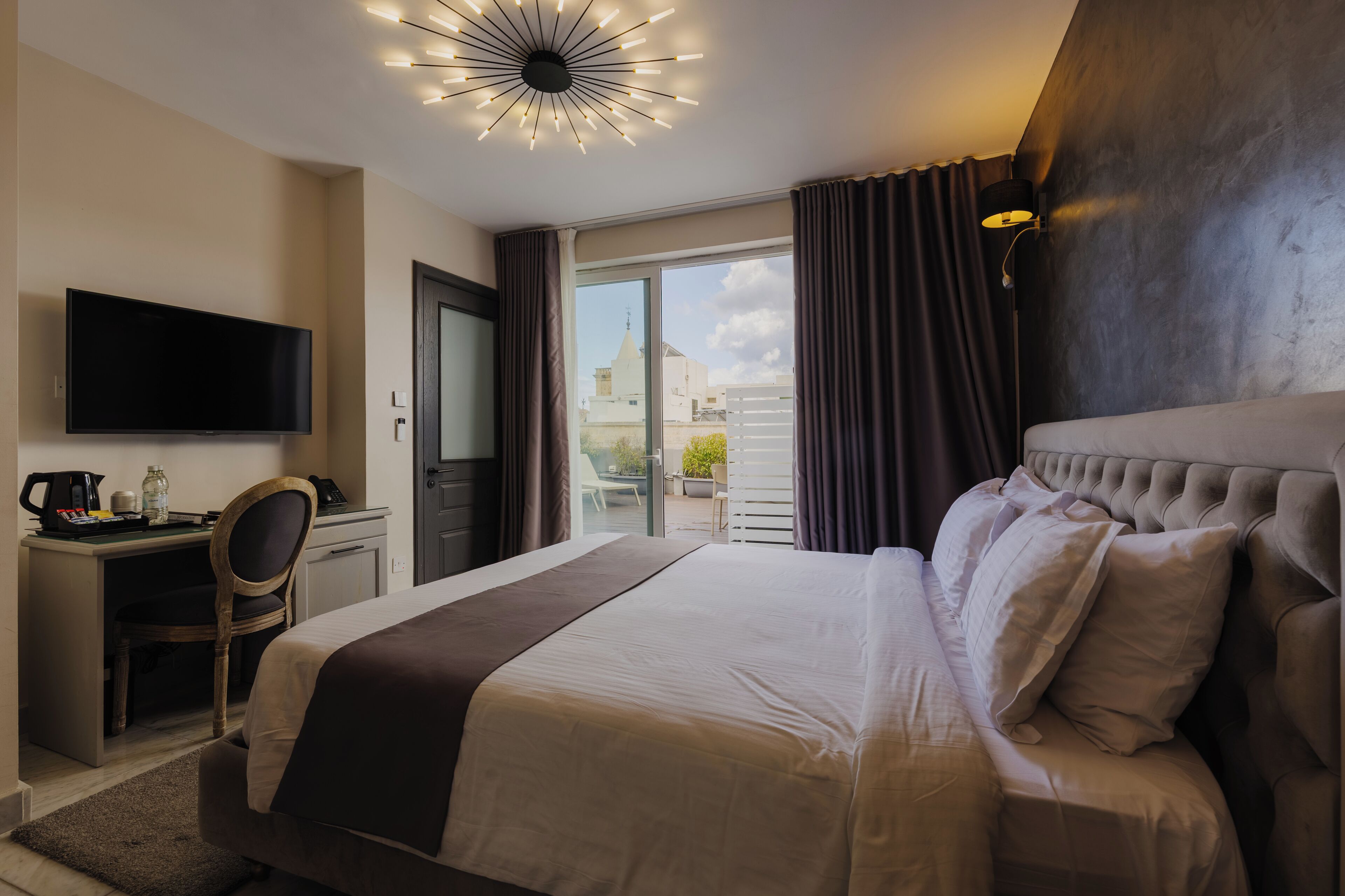 Diamond Suite | Premium bedding, memory foam beds, minibar, free WiFi
