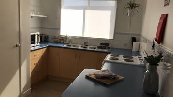 Casa de ciudad Deluxe | Cocina privada | Refrigerador, microondas, horno y parrilla de estufa