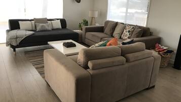 Casa de ciudad Deluxe | Área de sala de estar | Televisión de pantalla plana