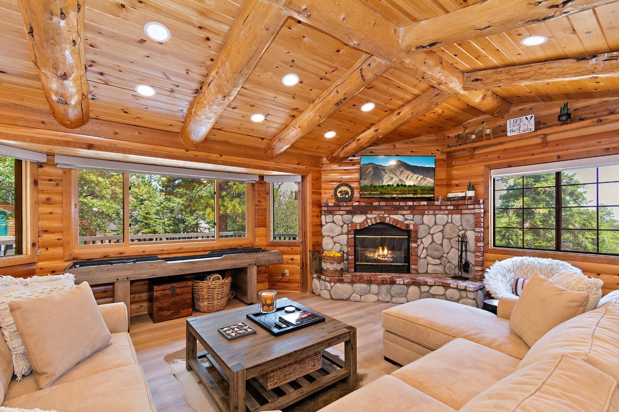 Pinehurst Lodge by Destination Big Bear : Log Style Mountain Feel in Upper Moonridge! Shuffleboard! Hot Tub!