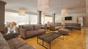 A spacious living area with multiple sofas, a coffee table, and decorative vases. - Protur Badí­a Park Aparthotel (Sant Llorenc des Cardassar)