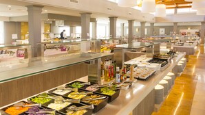 A buffet with various food options and condiments. - Protur Badí­a Park Aparthotel (Sant Llorenc des Cardassar)