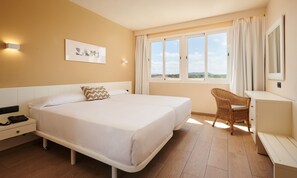 Minibar, safe på rommet, wi-fi (inkludert) og sengetøy