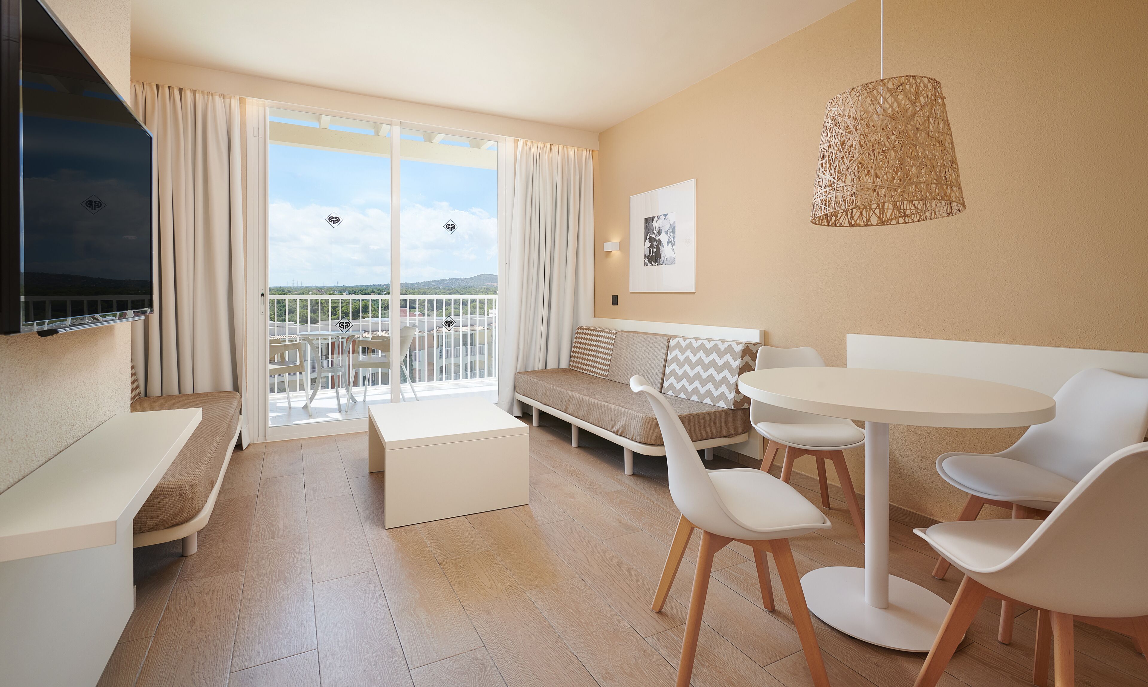 Minibar, in-room safe, free WiFi, bed sheets