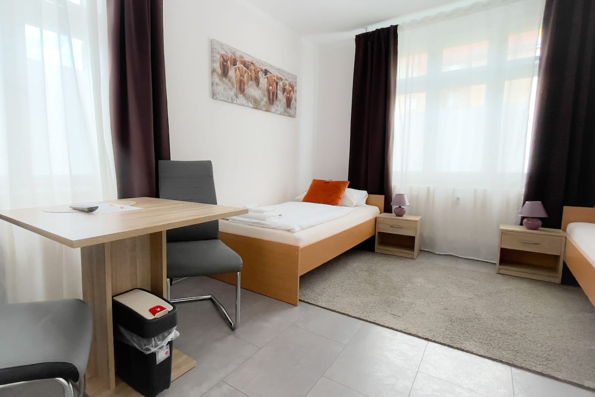 Kamer, 1 twee- of 2 eenpersoonsbedden, gedeelde badkamer | Kamervoorziening