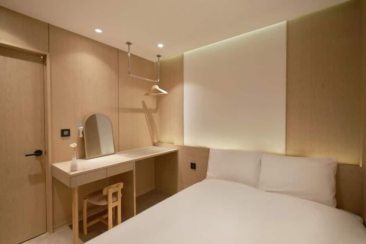 Blackout drapes, free WiFi, bed sheets