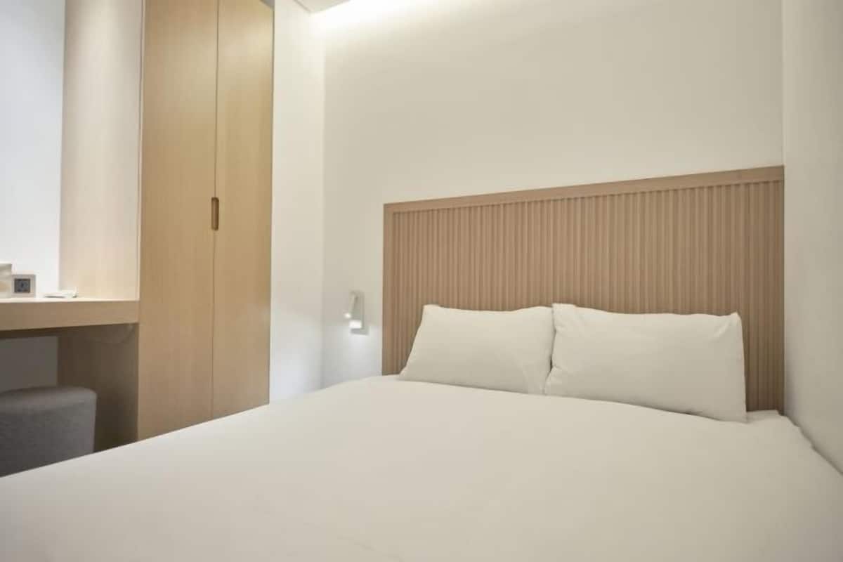 Blackout drapes, free WiFi, bed sheets