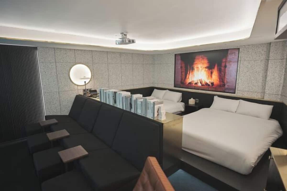 Blackout drapes, free WiFi, bed sheets
