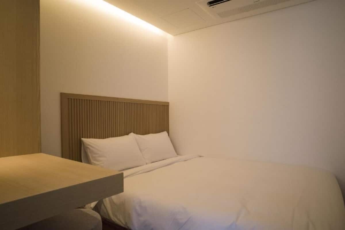 Tirai kedap cahaya, Wi-Fi gratis, dan seprai linen