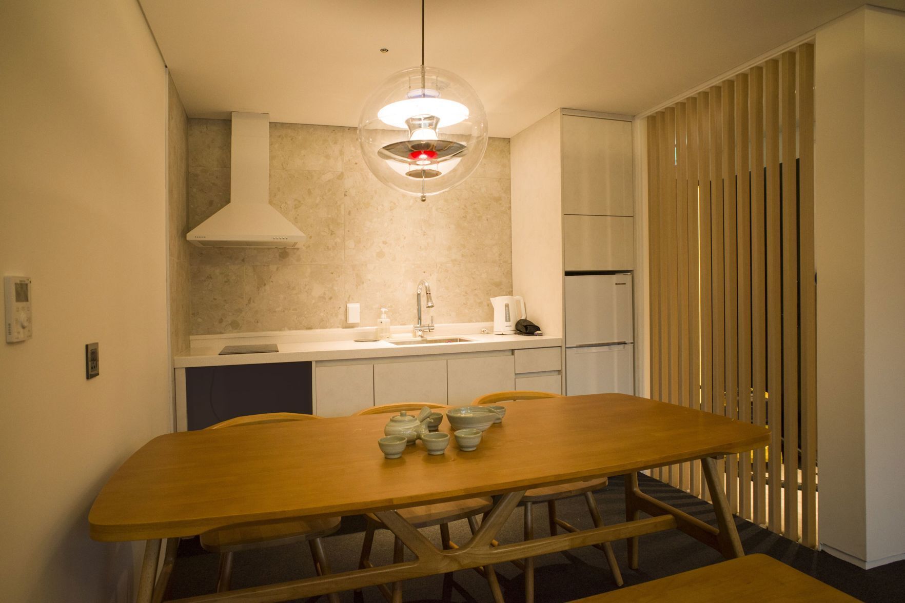 Dapur pribadi | Lemari es kecil, microwave, kursi makan untuk bayi, dan meja makan