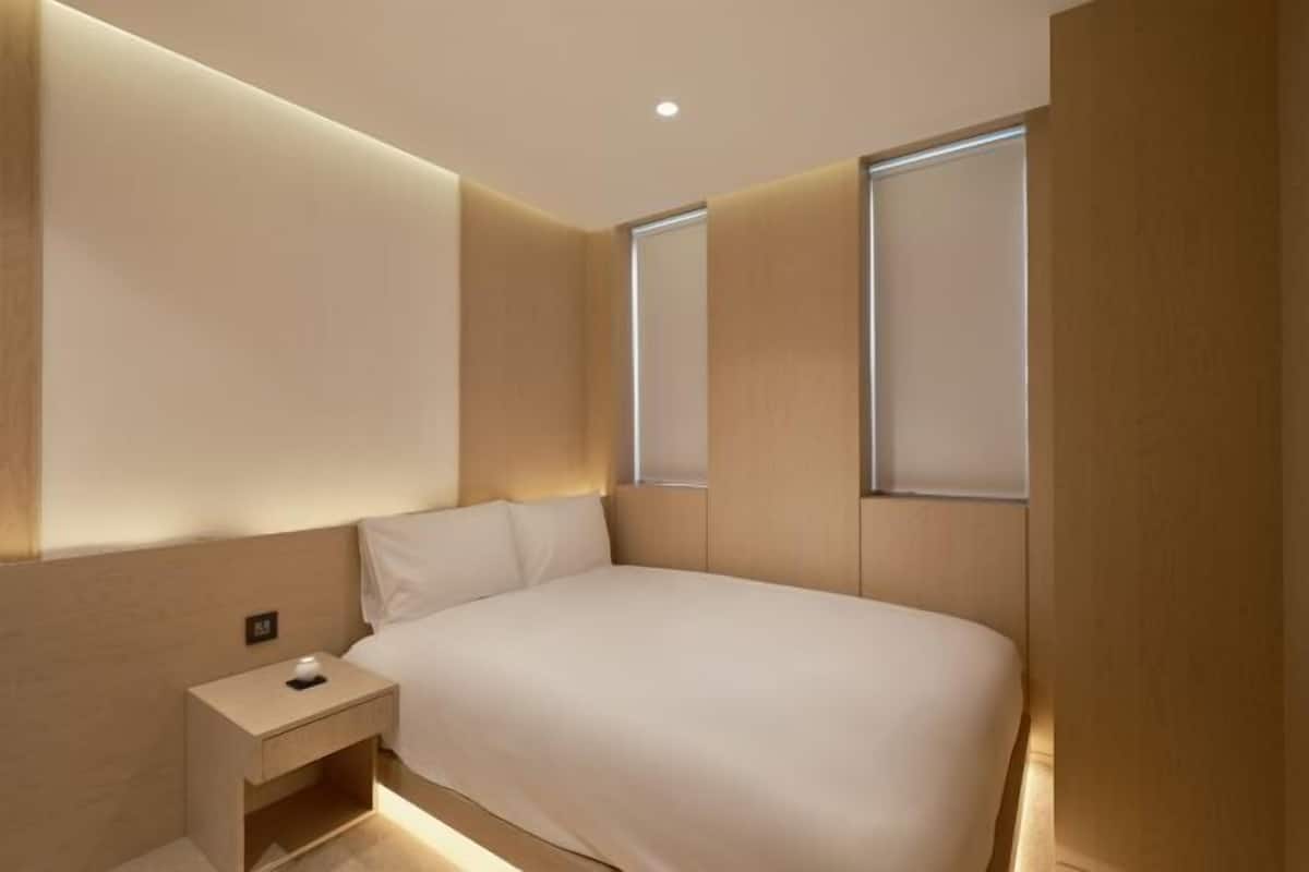 Blackout drapes, free WiFi, bed sheets