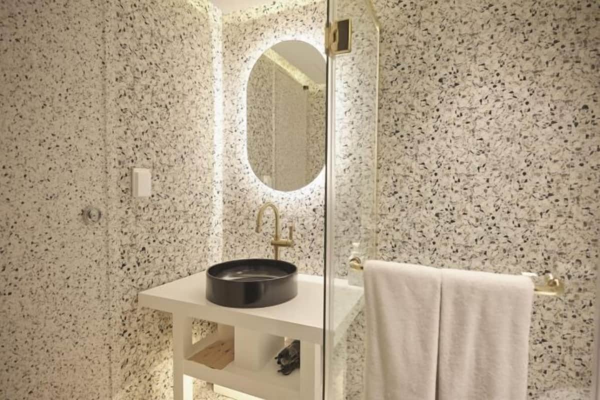 Kamar mandi | Shower, pancuran hujan, pengering rambut, dan sandal