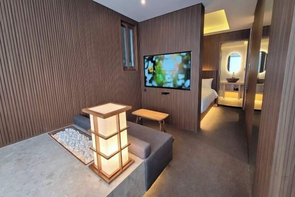 Blackout drapes, free WiFi, bed sheets