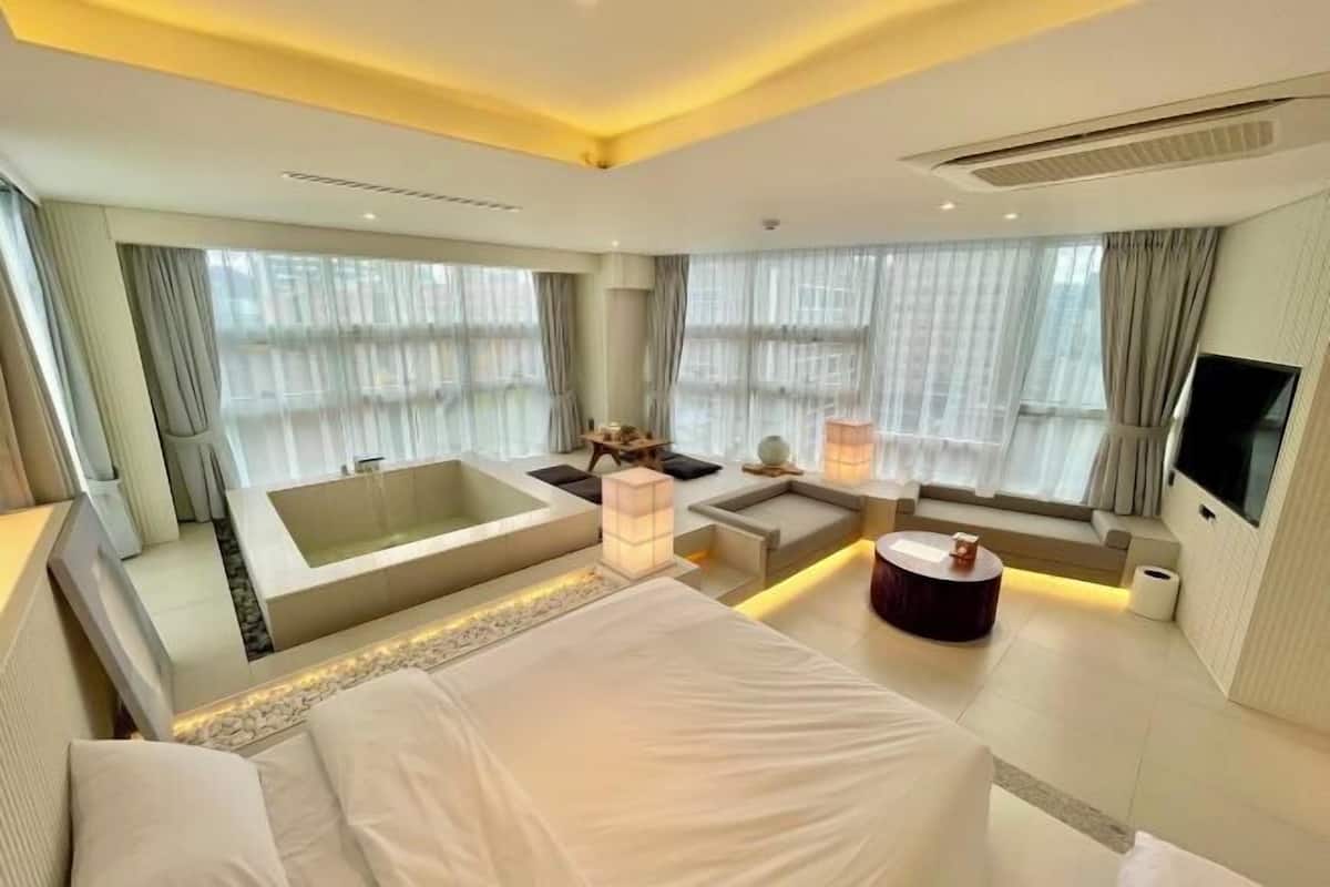 Blackout drapes, free WiFi, bed sheets