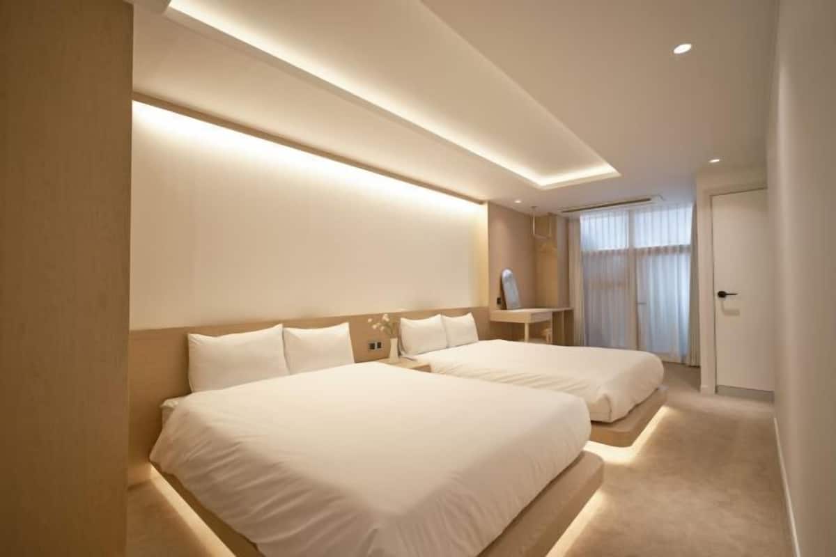 Blackout curtains, free WiFi, bed sheets