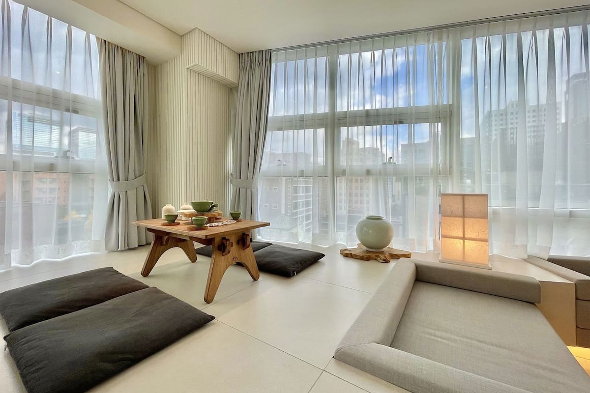 Living area | 55-inch flat-screen TV with cable channels