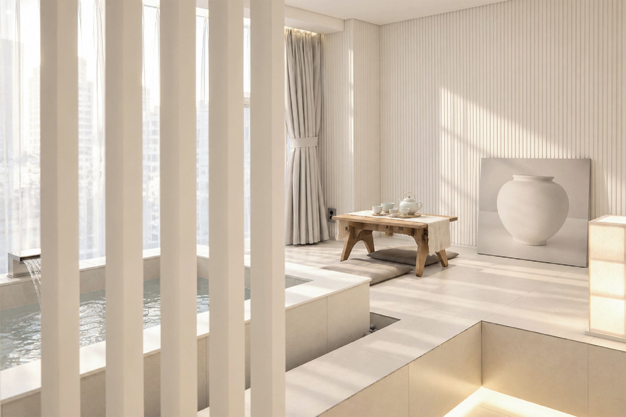 Ein modernes Interieur mit Blick auf ein Wasserelement, ein Holztisch mit Tee-Service und eine große Vase.