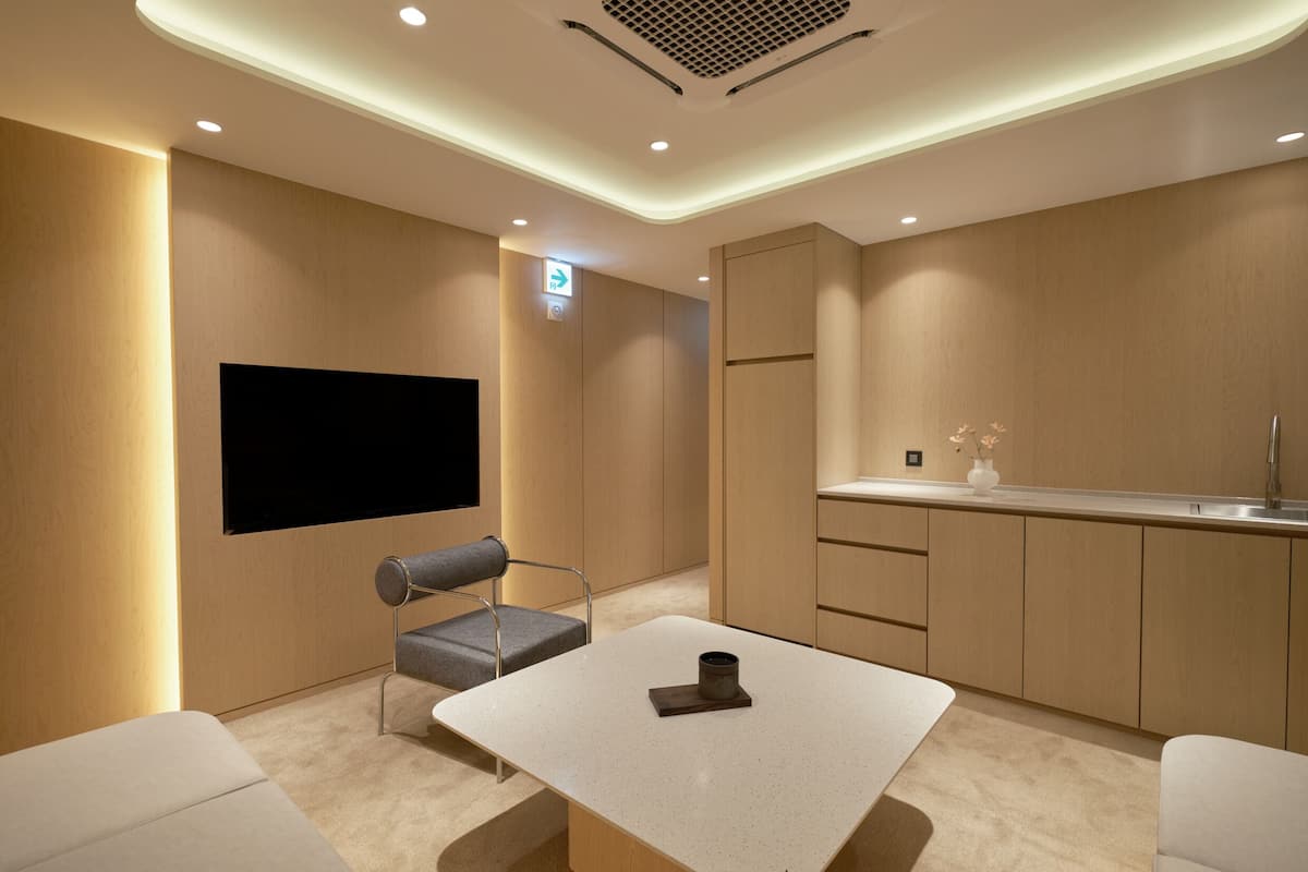 Annex Royal Grand Suite | Aire de séjour | Téléviseur à écran plat de 55 po avec télévision par câble