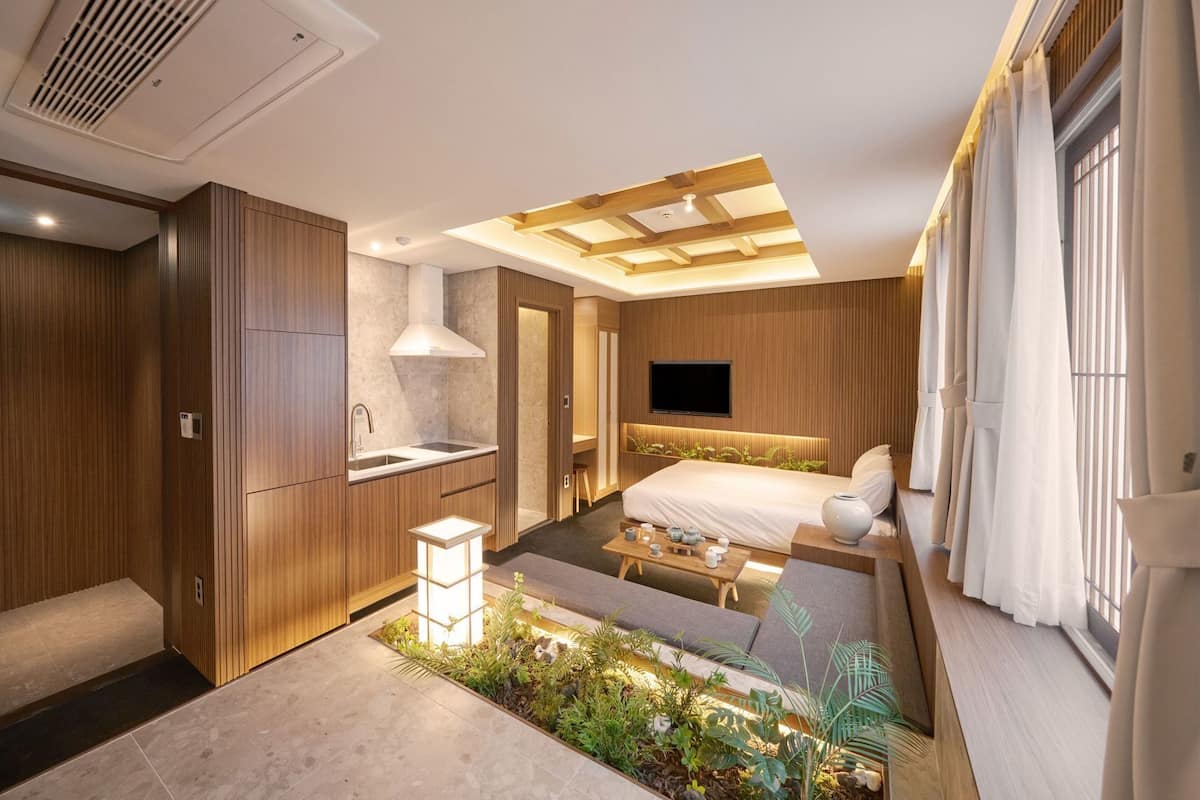 Tirai kedap cahaya, Wi-Fi gratis, dan seprai linen