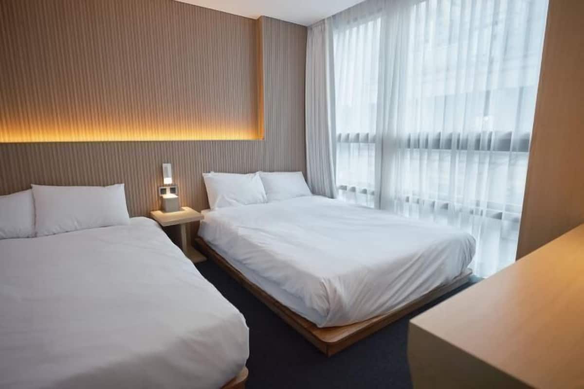 Blackout drapes, free WiFi, bed sheets