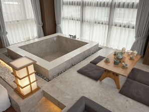 Main Double Twin Timber Spa Room (Randomly selected) | Banheira de hidromassagem particular