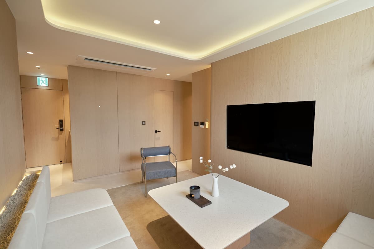 Annex Deluxe Family Suite | 2 bedrooms, blackout drapes, free WiFi, bed sheets