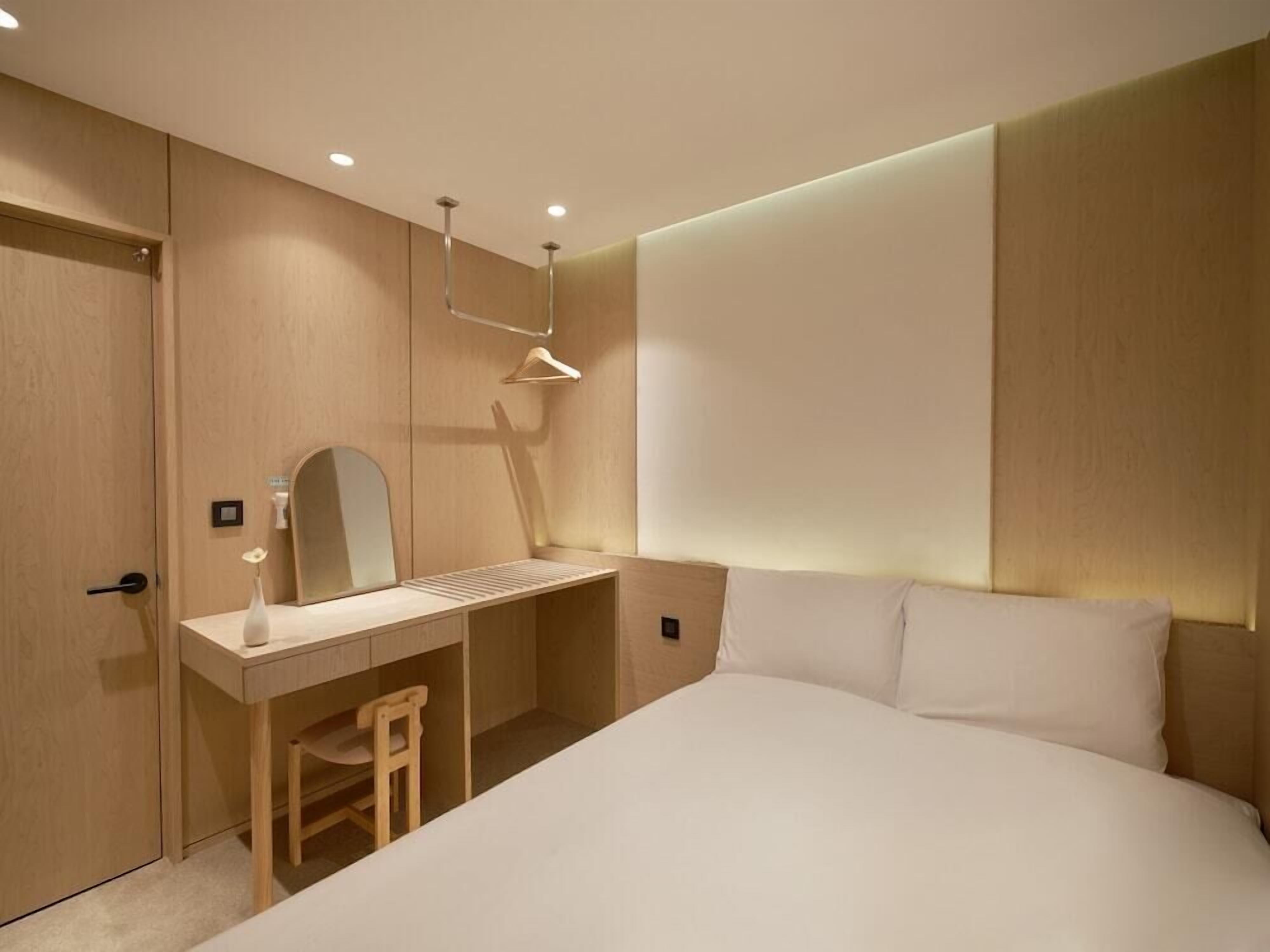 Blackout drapes, iron/ironing board, free WiFi, bed sheets