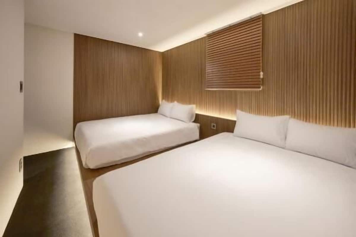 Tirai kedap cahaya, Wi-Fi gratis, dan seprai linen