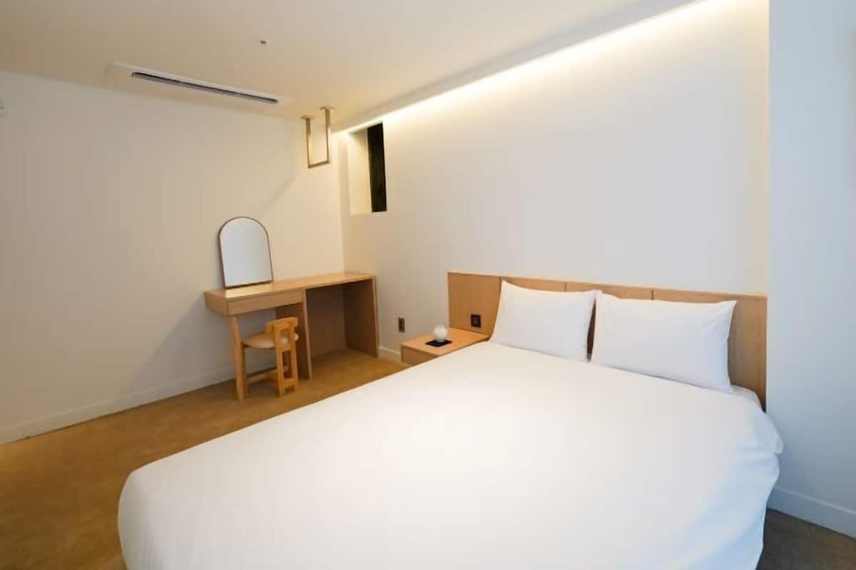 Blackout drapes, free WiFi, bed sheets