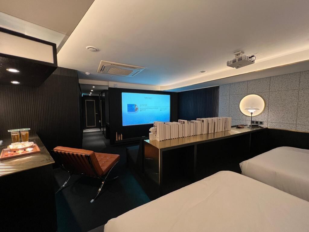 Tirai kedap cahaya, Wi-Fi gratis, dan seprai linen