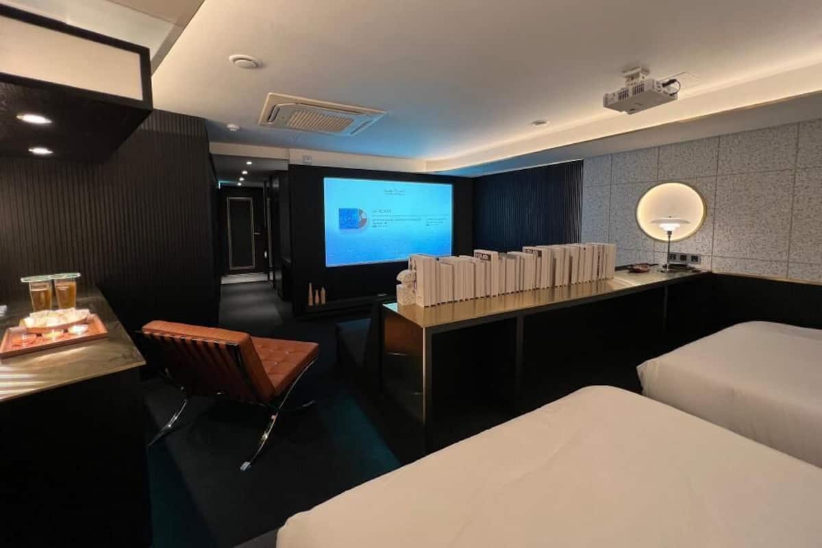 Tirai kedap cahaya, Wi-Fi gratis, dan seprai linen