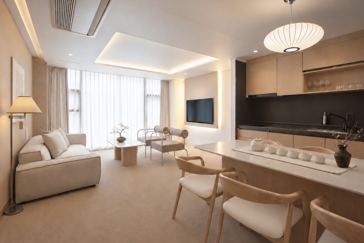 Main Grand Suite - Private Floor | Living area | 55-inch TV with cable channels
