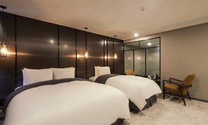 Habitació amb dos llits individuals Deluxe | Decoració individual, mobiliari individual i wifi gratuïta 