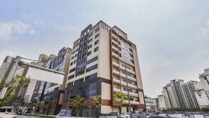 A multi-story residential building with a modern design, featuring balconies on each floor. - Namyangju Aone Hotel (Namyangju)