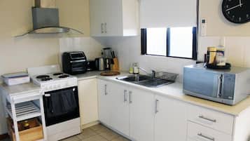 Réfrigérateur, micro-ondes, four, bouilloire électrique