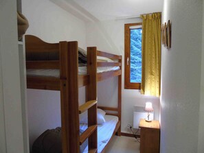 2 bedrooms, bed sheets