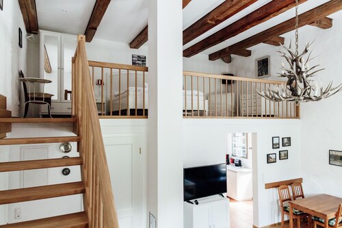 extravagante Wohnung mit großer Schlafgalerie im Schlosshof