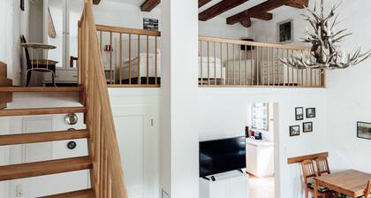 extravagante Wohnung mit großer Schlafgalerie im Schlosshof