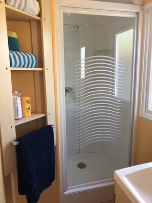 Shower - BUNGALOW 4 PERS FLAMANTS 2 (Frontignan)