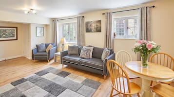 House | Living area | 32-inch flat-screen TV with digital channels, TV