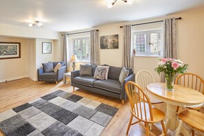 House | Living area | 32-inch flat-screen TV with digital channels, TV - Kingfisher Cottage (Pickering)