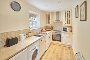 House | Private kitchen | Fridge, microwave, oven, stovetop - Kingfisher Cottage (Pickering)