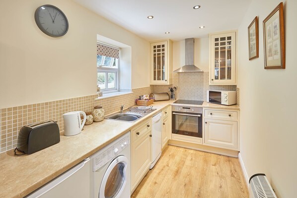 House | Private kitchen | Fridge, microwave, oven, stovetop - Kingfisher Cottage (Pickering)