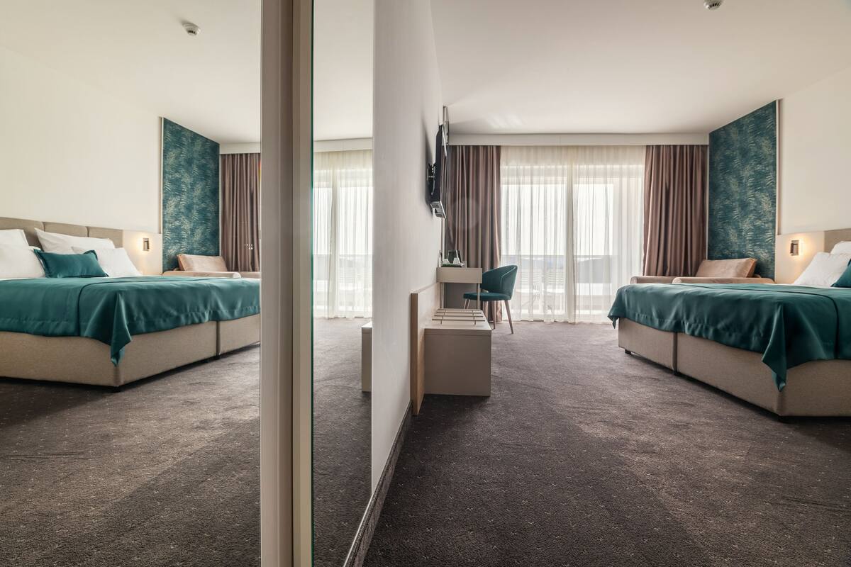 Chambre supérieure | Coffre-fort, bureau, espace de travail pour ordinateurs portables