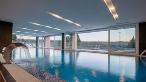 室內游泳池和室外游泳池